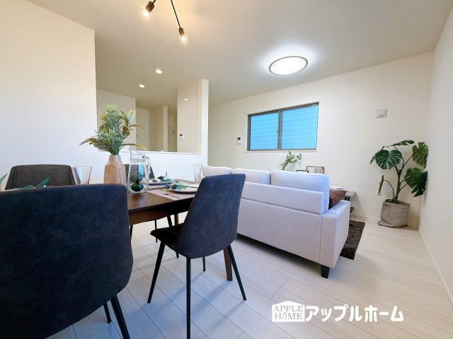 【新築住宅】さいたま市北区宮原町の居間・リビング|広々リビング×対面キッチンで家族の会話も弾みます♪家族団らんの秘訣は間取りにあり☆夢のマイホームを一緒に叶えましょう！