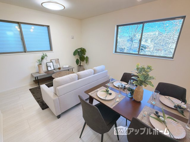 【新築住宅】さいたま市北区宮原町の居間・リビング|明るい日差しがさすリビングは、家族の憩い空間。お庭を眺めながら、毎日話が弾みそうですね♪