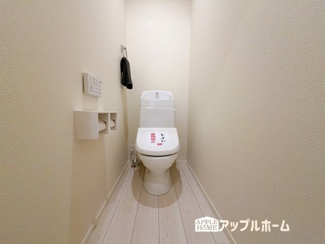 【新築住宅】さいたま市北区宮原町のトイレ|白を基調とした清潔感のある明るい空間。温水洗浄便座付きで、毎日快適・清潔に使用できます。操作しやすい壁面リモコンを採用しています。