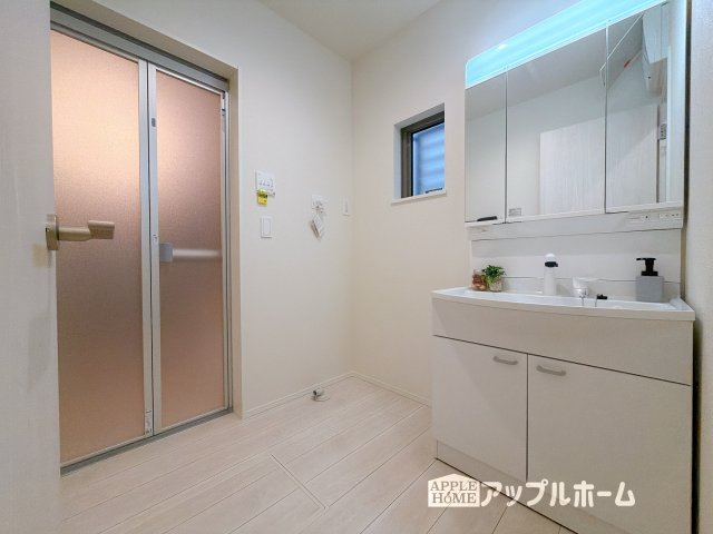 【新築住宅】さいたま市北区宮原町の独立洗面台|ゆとりの洗面スペースで朝の身支度も快適スムーズに。３面鏡で髪のセットやお化粧もストレスなくこなせ、朝から気分良く通勤通学に向かえそうですね！鏡の裏にはたっぷりと収納スペースを標準装備