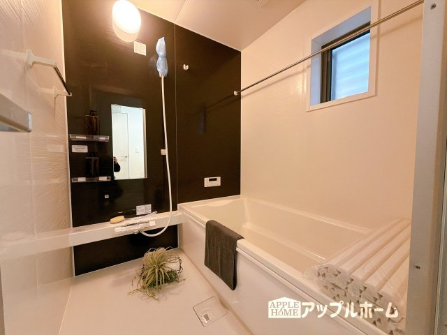 【新築住宅】さいたま市北区宮原町の浴室|窓付きのバスルームは、採光もあり明るく気持ちの良い空間です。窓があることで、換気環境も良好。掃除もスムーズに出来ます