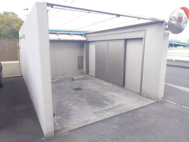 サーパス中央町の駐車場