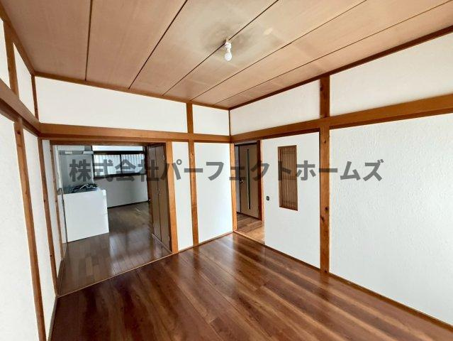 寿町戸建　賃貸の洋室|明るい洋室です