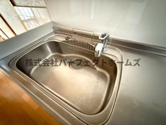 寿町戸建　賃貸のキッチン|コンパクトなキッチンで掃除もラクラク