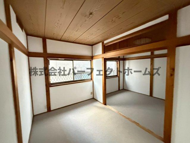 寿町戸建　賃貸の内装|明るい色調の室内です