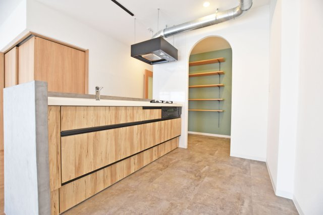 ユニライフ北大阪1号棟のキッチン|新調したキッチンです。デザイン性・防水性・耐久性・柔軟性に優れた塗装で、長くお使いいただけるキッチンとなりました。