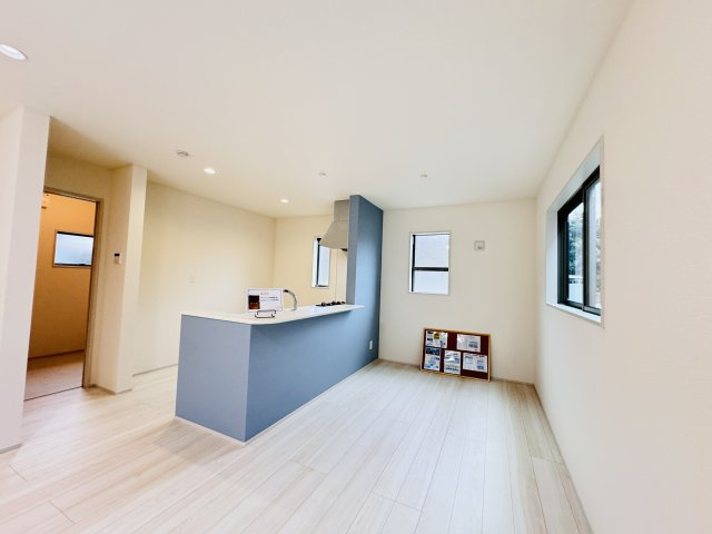 松戸市千駄堀新築戸建【寒風台小学校：10分】の居間・リビング|17.875帖リビングダイニングキッチン