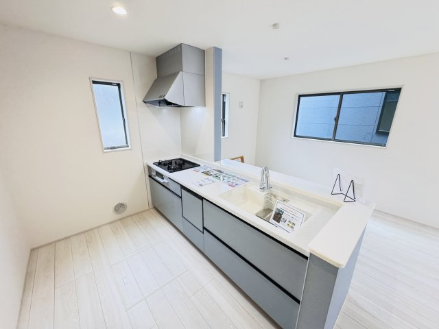 松戸市千駄堀新築戸建【寒風台小学校：10分】のキッチン|広々システムキッチン・お手入れしやすいハイマーブルシンク採用！