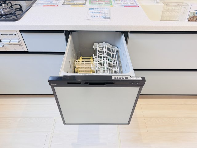 松戸市千駄堀新築戸建【寒風台小学校：10分】のキッチン|家事の手間をグッと省けるビルトイン食洗器