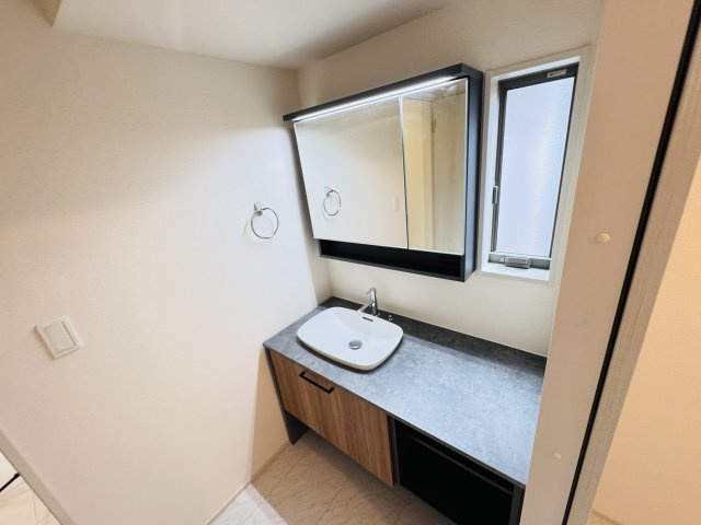 松戸市千駄堀新築戸建【寒風台小学校：10分】の独立洗面台|独立型三面鏡洗面化粧台