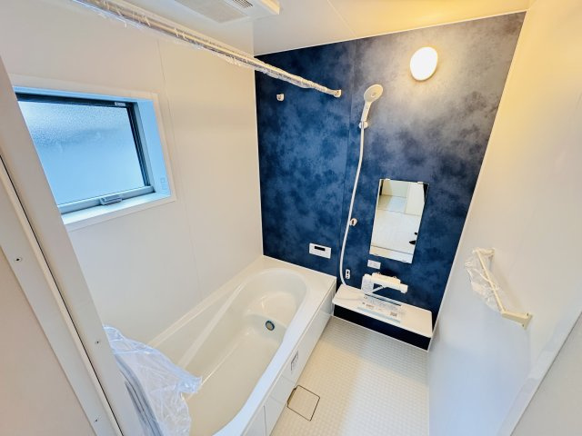松戸市千駄堀新築戸建【寒風台小学校：10分】の浴室|シャワーヘッド付き三面鏡洗面化粧台