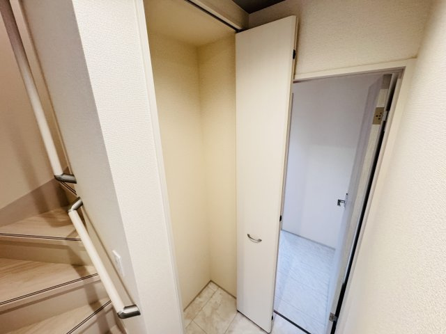 松戸市千駄堀新築戸建【寒風台小学校：10分】の収納|1Fホール収納