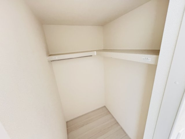 松戸市千駄堀新築戸建【寒風台小学校：10分】の収納|6.875帖寝室・ウォークインクローゼット