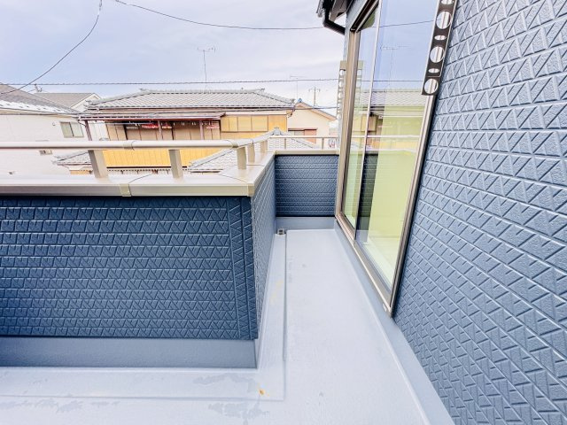 松戸市千駄堀新築戸建【寒風台小学校：10分】のバルコニー|寝室前Ｌ字型バルコニー
