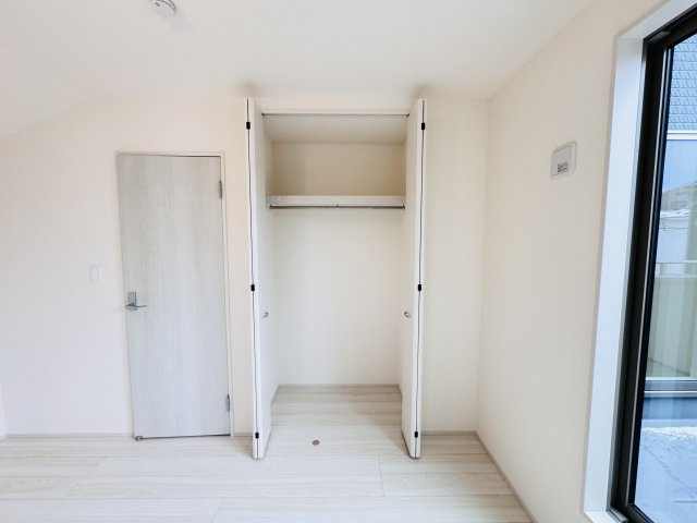 松戸市千駄堀新築戸建【寒風台小学校：10分】の収納|6帖洋室収納