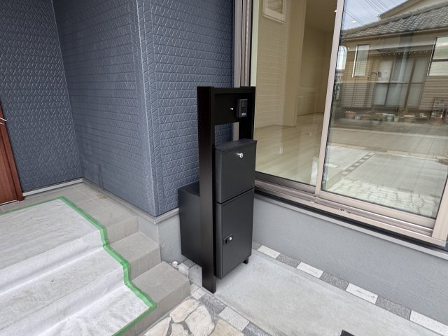 松戸市千駄堀新築戸建【寒風台小学校：10分】の防犯設備|インターホン・宅配ボックス完備