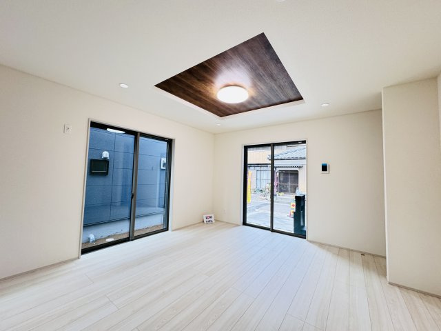 松戸市千駄堀新築戸建【寒風台小学校：10分】の居間・リビング|17.875帖リビングダイニングキッチン・折り上げ天井