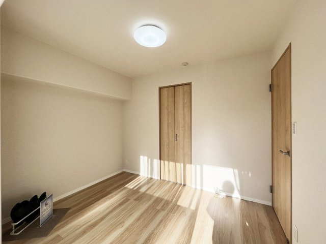 【寝室】 | 保谷ハウス　(保谷店) | 5.0帖/全居室に収納スペースが備わりお部屋を広々お使いいただけます。