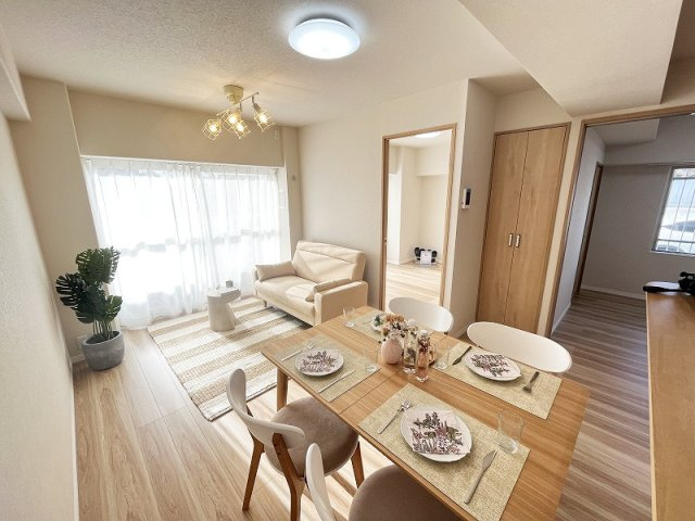 【居間・リビング】 | 保谷ハウス　(保谷店) | 暮らしの中心となるリビングは、ご家族で心地良く過ごせる空間に。※画像内の家具、小物類等は販売価格に含まれません。