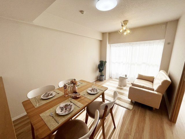 【居間・リビング】 | 保谷ハウス　(保谷店) | 落ち着いた色味のクロスとフローリングでほっと一息つける空間。※画像内の家具、小物類等は販売価格に含まれません。