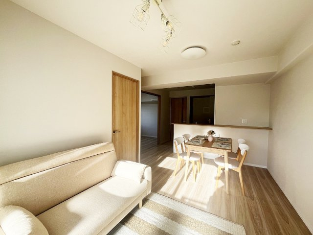 【居間・リビング】 | 保谷ハウス　(保谷店) | 開放的な空間でゆったりとやすらぎに包まれた時をお過ごしください。※画像内の家具、小物類等は販売価格に含まれません。