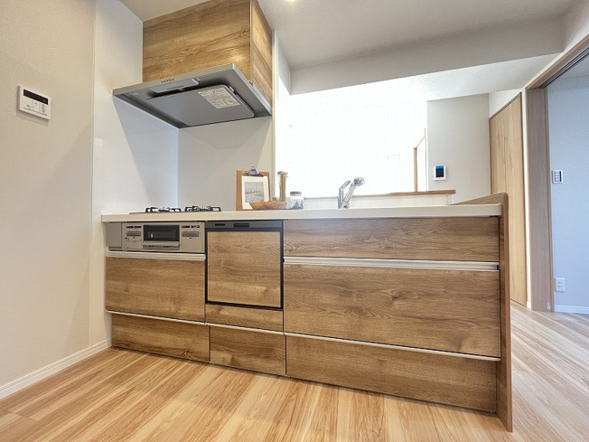 【キッチン】 | 保谷ハウス　(保谷店) | 家事の負担を減らす食洗機付き！忙しい子育て世帯を応援する快適な設備仕様です。※画像内の家具、小物類等は販売価格に含まれません。