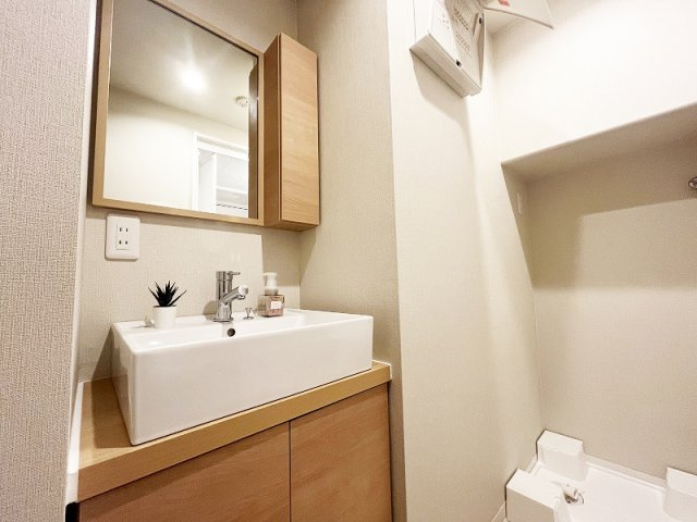 【独立洗面台】 | 保谷ハウス　(保谷店) | 洗面台には大きく見やすい鏡が付いているので、身支度がスムーズに行えます。※画像内の家具、小物類等は販売価格に含まれません。