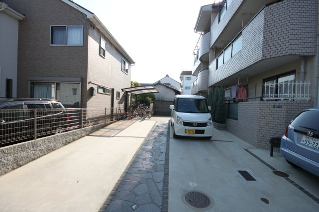 宝塚市山本中２丁目の賃貸マンションの駐車場