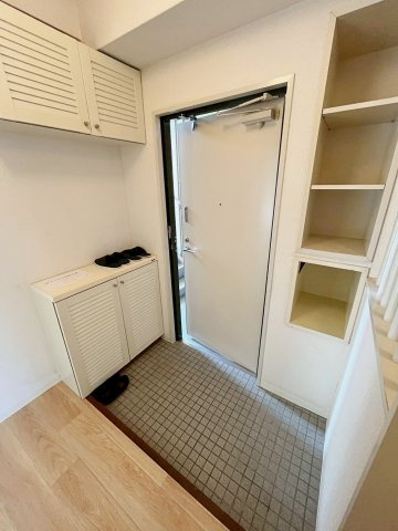 宝塚市山本中２丁目の賃貸マンションの玄関