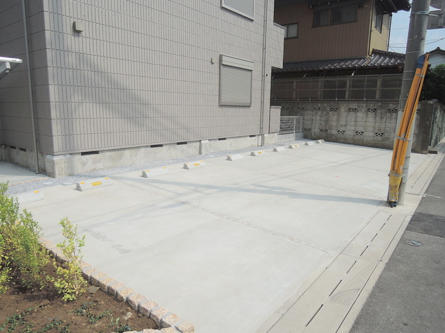 エバーハイツの駐車場|★敷地内有料駐車場★