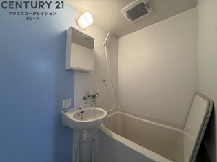 シンプルなユニットタイプの浴室です