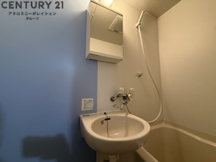 浴室内に洗面台があります