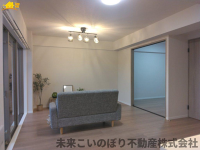 【居間・リビング】 | レーベンハイム古河プリームスフォルツァ | 一日の中で多くの時間を過すことになるリビングダイニングだからこそ、いつも穏やかな空間であることが必然。爽やかな通風と採光を存分に感じる事が出来る空間です。