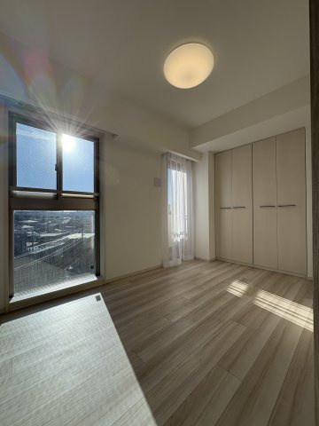 Sky View Living in ENOSHIMA ― 江の島と富士山を望む角住戸の洋室