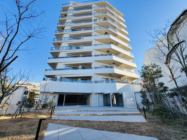Sky View Living in ENOSHIMA ― 江の島と富士山を望む角住戸の外観