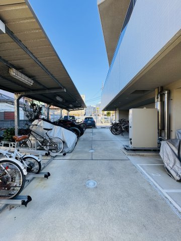 Sky View Living in ENOSHIMA ― 江の島と富士山を望む角住戸の駐車場