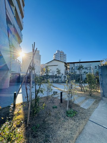 Sky View Living in ENOSHIMA ― 江の島と富士山を望む角住戸の庭