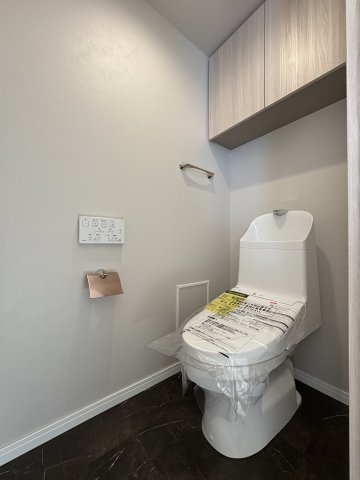 Sky View Living in ENOSHIMA ― 江の島と富士山を望む角住戸のトイレ