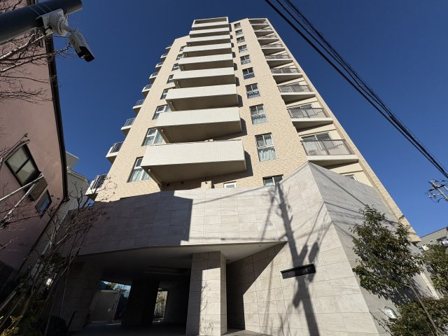 Sky View Living in ENOSHIMA ― 江の島と富士山を望む角住戸の外観