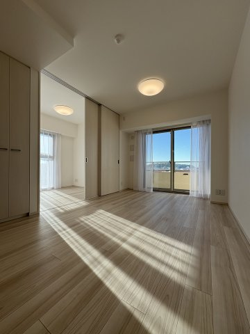 Sky View Living in ENOSHIMA ― 江の島と富士山を望む角住戸の居間・リビング