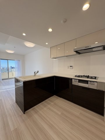 Sky View Living in ENOSHIMA ― 江の島と富士山を望む角住戸の居間・リビング