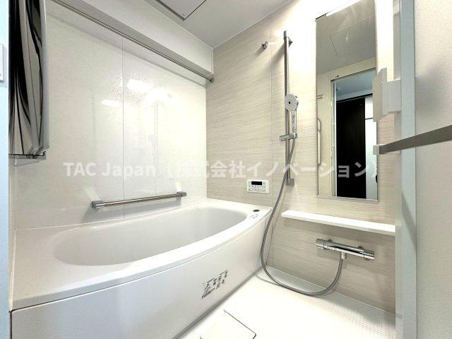 ラ・ベルティ小岩の浴室|家族みんなの疲れをやさしく包み込む、広々とした癒しのバスルーム。ゆったりとくつろげる空間で、日々のストレスもすっと解きほぐされる、心身ともにリラックスできるひとときをお届けします。