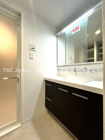 ラ・ベルティ小岩の独立洗面台|明るい洗面スペースは、使いやすさを徹底的に追求した設計です。忙しい朝も快適に自然と笑顔がこぼれる心地よいひとときを叶えます。毎日の身支度がスムーズに整う、家族みんなに優しい空間です。