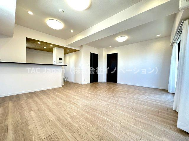 ラ・ベルティ小岩の居間・リビング|洗練されたデザインと広がる開放感が一体となった空間は、日々の暮らしにさりげない特別な彩りを添え、心安らぐ時間を演出します。