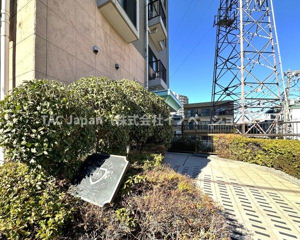 ラ・ベルティ小岩|住まいの顔とも言えるエントランスは、控えめながらも上品な佇まい。季節の風を感じながら帰る道すがら、この場所が“わが家”である誇らしさが静かに胸を満たします。