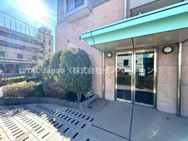 ラ・ベルティ小岩|やわらかな光が優しく包み込み、美しいラインが際立つエントランス空間。一歩足を踏み入れると、日常の喧騒が静まり、心が整う時間が訪れます。毎日の帰宅が心地よく、暮らしに上質なリズムをもたらしてくれます。