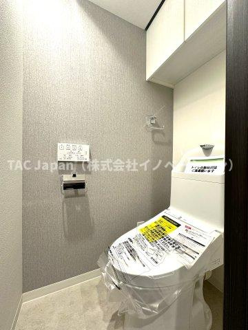 ラ・ベルティ小岩のトイレ|最新設備を備えたトイレは、快適性とスタイリッシュさを兼ね備えた空間。清潔感のある美しい内装とすっきりとしたデザインが、暮らしに心地よさをプラス。清潔・快適・美しさが調和した、上質なトイレ空間です。