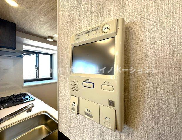 ラ・ベルティ小岩の防犯設備|リビングから来訪者の姿をしっかり確認できるモニター付きインターホンは、防犯性はもちろん、急な来客にも安心して対応できる心強い設備。ご家族の安全と安心な暮らしをそっと支えてくれます。