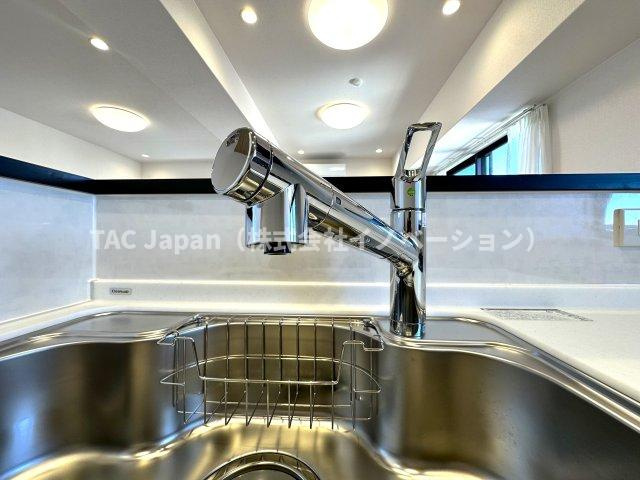 ラ・ベルティ小岩のキッチン|浄水機能付きの水栓は、安心でおいしい水がすぐ使える便利な設備。ハンドシャワーで使い勝手もよく、毎日の家事が快適になります。使い勝手と衛生面を両立した設計が、毎日の家事に小さな心地よさと楽しさをプラス。