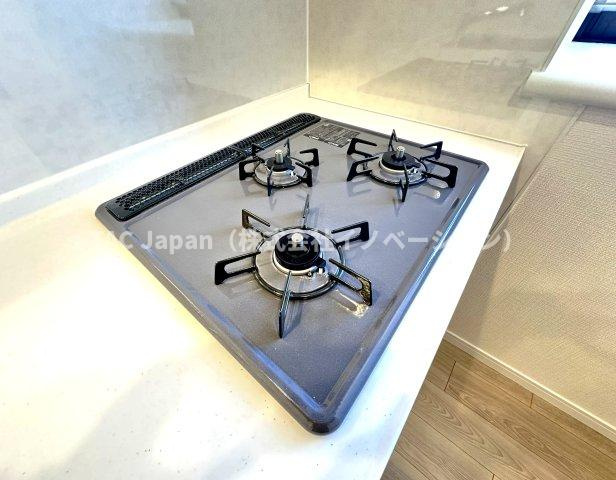 ラ・ベルティ小岩のキッチン|3口ガスコンロで、同時調理もスムーズに進み、時間を有効に使えるのがうれしいポイント。炒め物、煮込み、汁物など、複数の料理を一度に作れるので、忙しい朝や夕食の準備も効率よく進みます。